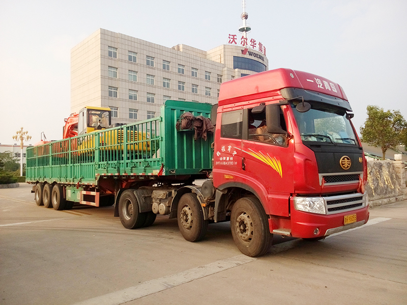 沃爾華集團(tuán)2臺(tái)挖掘機(jī)裝車即將出口委內(nèi)瑞拉