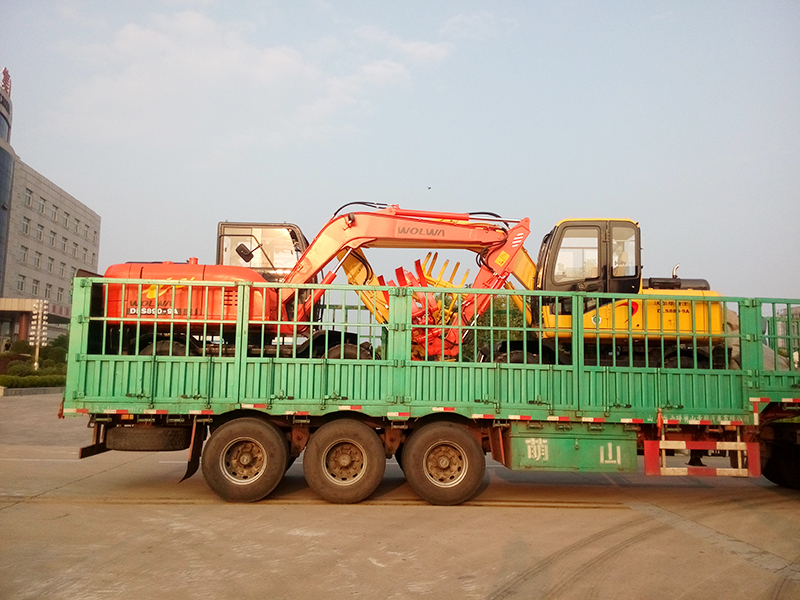 沃爾華集團(tuán)2臺(tái)挖掘機(jī)裝車即將出口委內(nèi)瑞拉