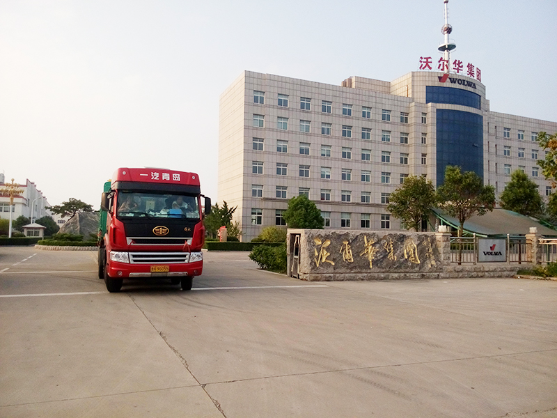 沃爾華集團(tuán)2臺(tái)挖掘機(jī)裝車即將出口委內(nèi)瑞拉
