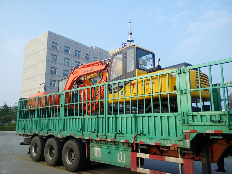 沃爾華集團(tuán)2臺(tái)挖掘機(jī)裝車即將出口委內(nèi)瑞拉